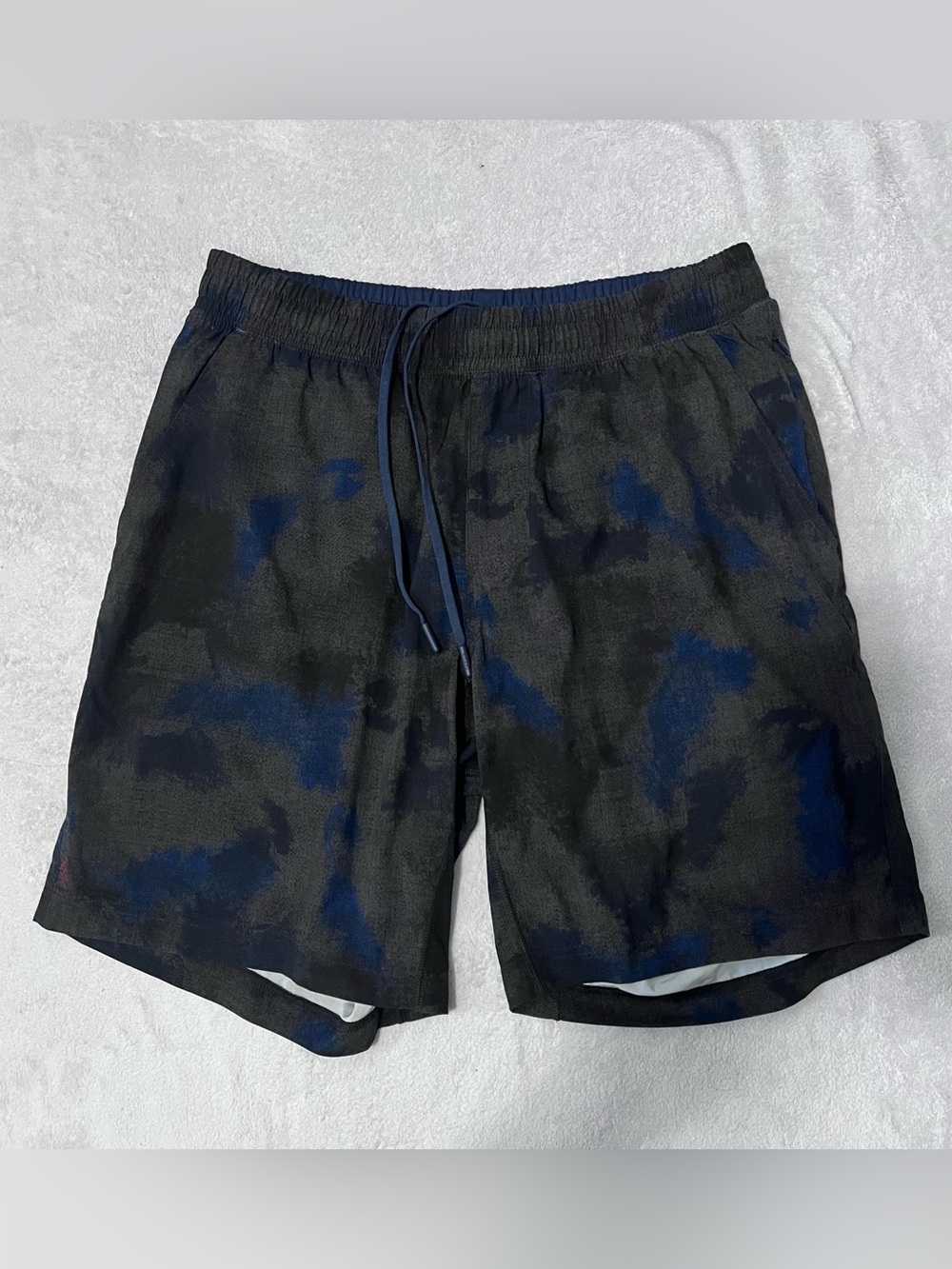 Rhone Mens Medium Camo Mako Shorts 9in Inseam Gray Navy Blue Lined Athletic Gym